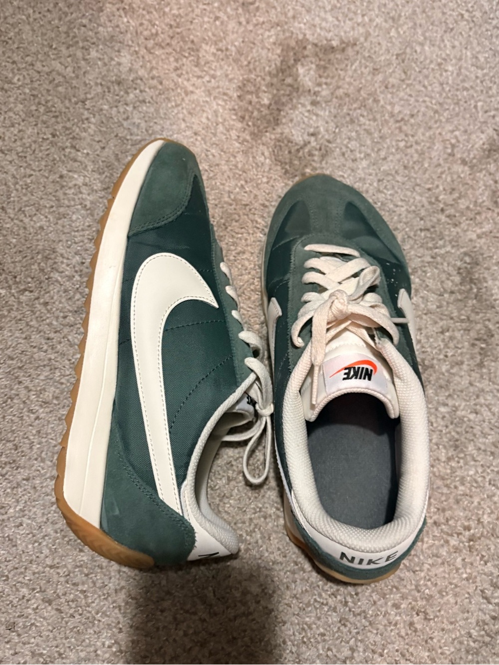 Nike Low-Top Sneakers in Green and White - Picture 3 of 6